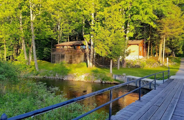 Cabaña aislada en el río Boardman con bañera de hidromasaje, chimenea e Internet