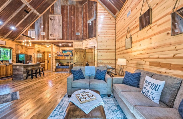 Secluded! Couples/Family Cabin, 1Br; 1 Lux Bth: Bunkroom, Sleeps 4, Hot Tub