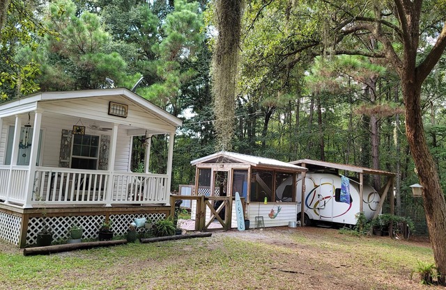 Secluded Cozy Cottage on 5 acres 10 minutes from Edisto Beach SC