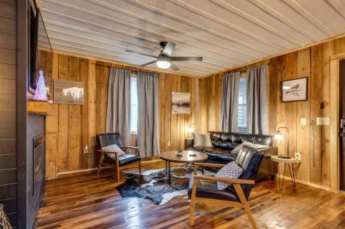 Secluded Creekside Cabins with Hot Tubs - Perfect