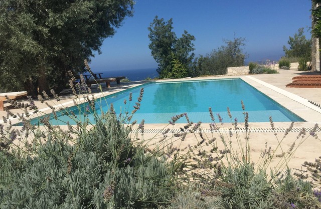 CASA DE PIEDRA DE DISEÑO SECRETO CON VISTA AL MAR