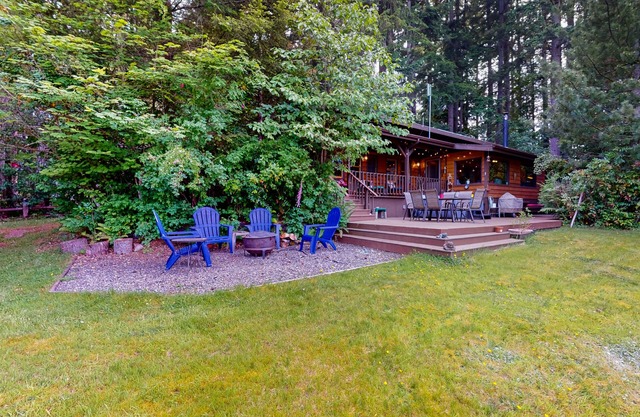 Secluded dog-friendly home with private hot tub, firepit, deck, wood fireplace