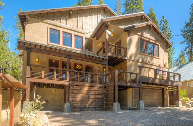 Secluded, dog-friendly home with a private hot tub, gas fireplace, washer/dryer