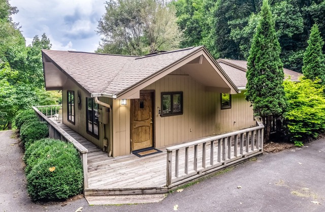 Secluded Dog-Friendly Home w/Wrap-Around Deck, Fast WiFi, Deck, Gas Grill