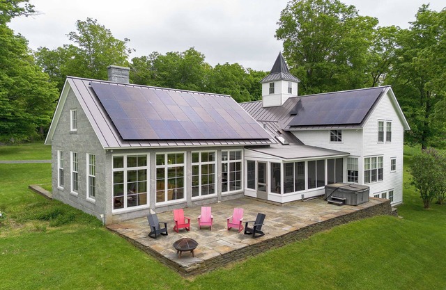 Secluded Estate: Hot Tub, Walking Path To Downtown