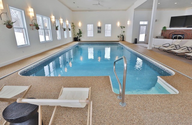 Secluded estate sleeps 21! Huge Indoor Heated pool! Sauna and Hot tub