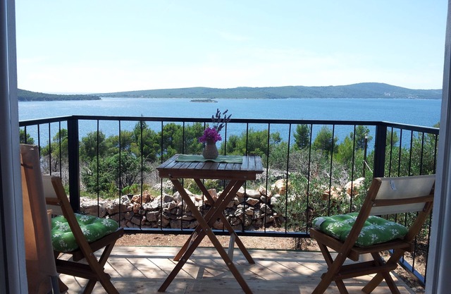 Casa familiar aislada Milna, Brac (K-12229)