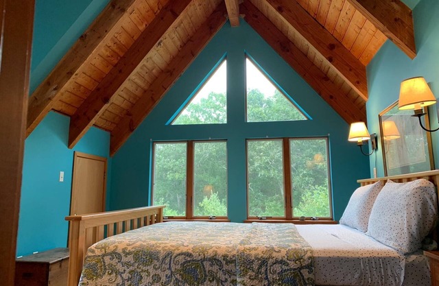 CASA FAMILIAR SECLUDADA EN AQUINNAH CON VISTAS AL SONIDO DEL VIÑEDO