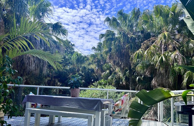 Secluded family treehouse, 6 minutes from stunning Bungan Beach