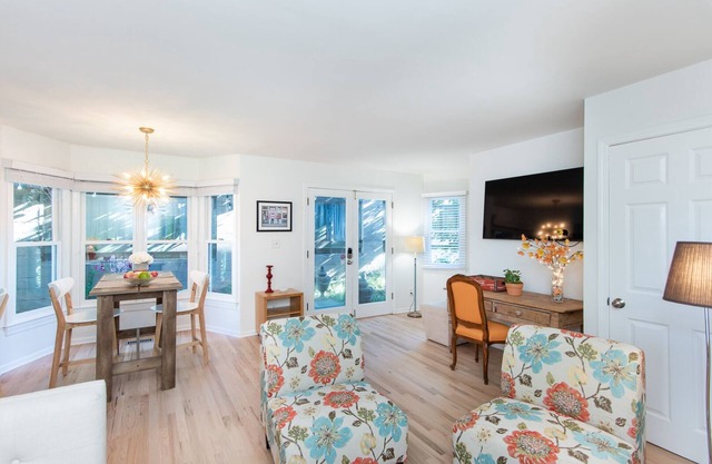 Apartamento con jardín aislado enclavado entre dos victorianos