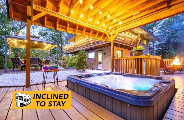 Outdoor Oasis! *Hot Tub* Private Hilltop Hideaway