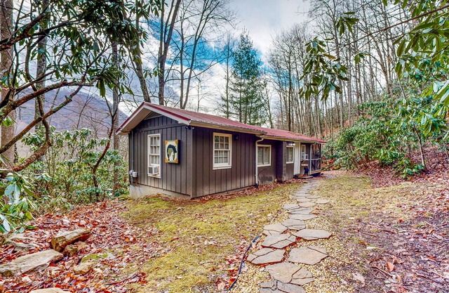 Secluded Home In Maggie Valley, NC with Full Kitchen, Fireplace and Wifi