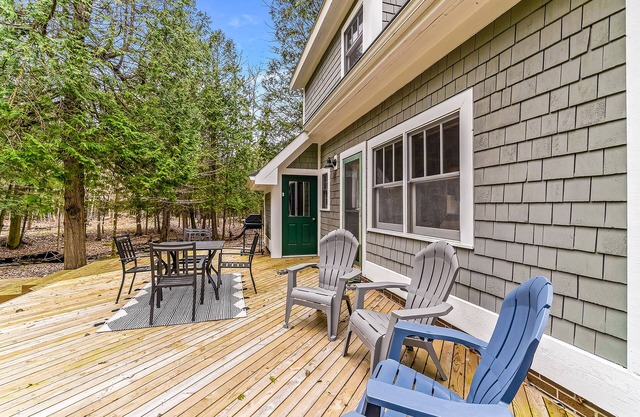 Secluded home w/ private grill, gas fireplace, full kitchen, and free WiFi