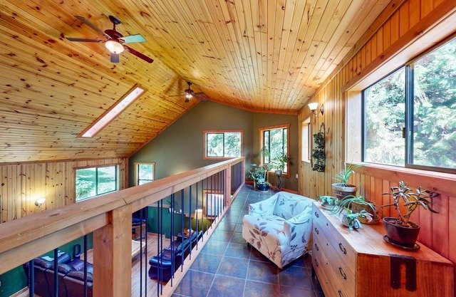 Secluded home with gazebo, BBQ & walking distance to beach