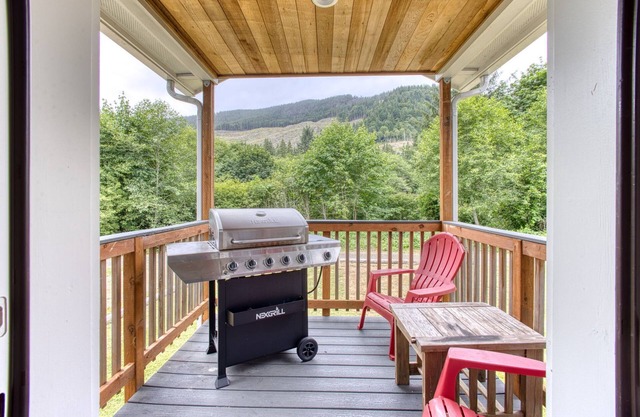 Secluded Hot Tub Retreat on 14 Acres Near Beaches