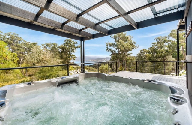 Secluded Huon Valley Lodge with Hot Tub & Cottage