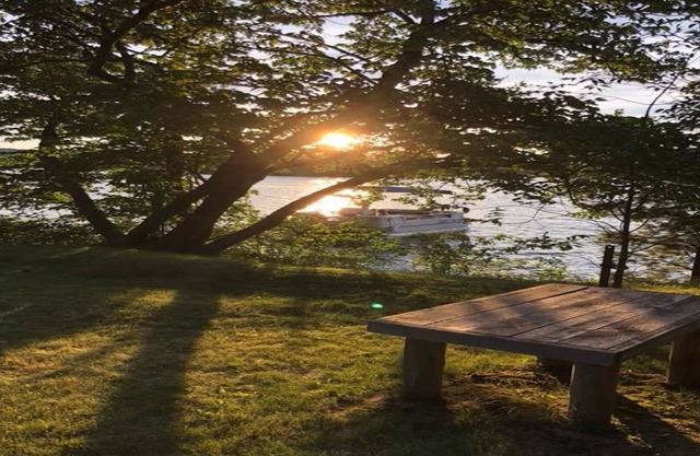 Paraíso aislado de la isla en Long Lake