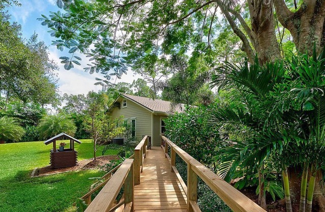 Aislado King and Queen Open Concept Guest house