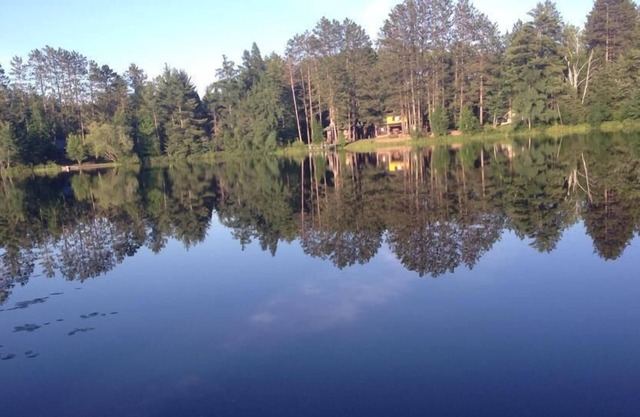 Cabaña en un lago aislado en 2 acres con playa de arena para nadar, muelle y sauna