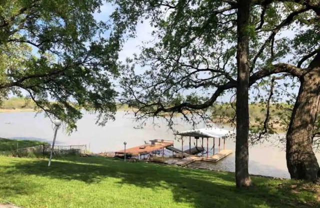 Secluded lake cabin - Waterfront with boat dock.