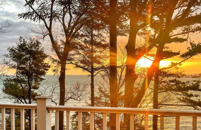 Secluded lake house with panoramic views, beach access & high-speed WiFi