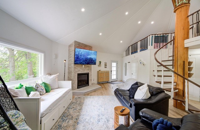 Yurt House with Private Lake/Kayak/Trail