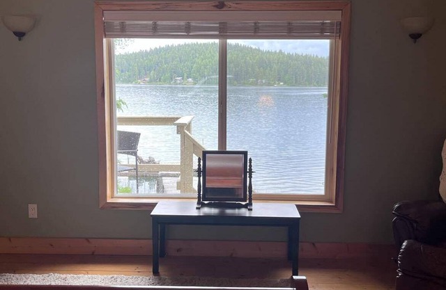 Secluded Lakefront Cottage in the Cariboo Pet-friendly