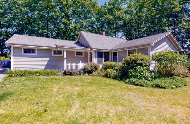 Secluded lakefront home with patio & firepit, fast WiFi, wood stove & W/D