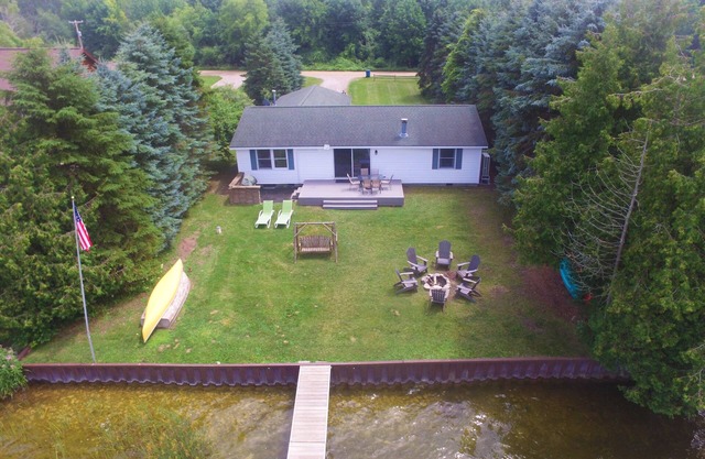 Secluded Lakefront home, Hiking nearby, Wifi, TV, Paddle Boards, Fire pit, Grill