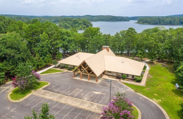 Peaceful Lakeside Lodge: capacidad para 43