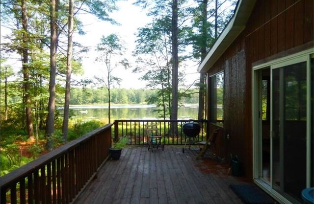 Retiro aislado de la casa del lago: Vintage rústico frente al lago en 5 acres arbolados privados