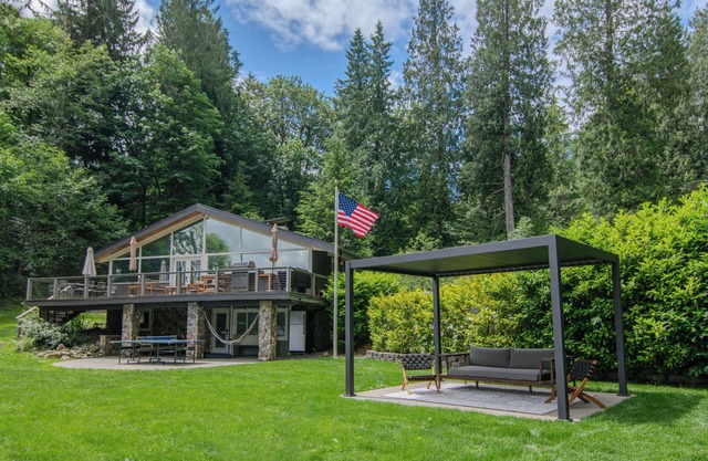 Secluded Lakehouse with Pickleball & Hot Tub