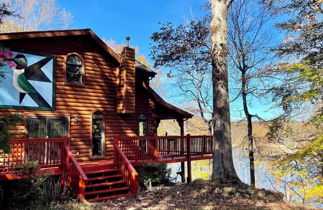 Secluded lakeside retreat with lake view and hot tub. Close to Mammoth Cave.