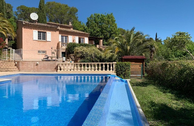 Villa aislada con gran piscina y jardines, cinco habitaciones para 9-12