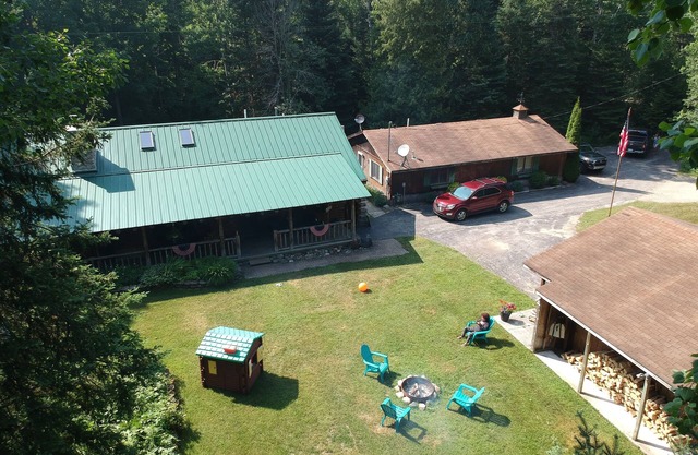 Secluded Log Cabin and Guest House Close to Mackinaw City!