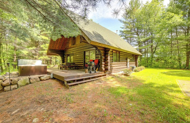 Cabaña de madera aislada en el noroeste de Michigan con pozo de fuego y cubierta