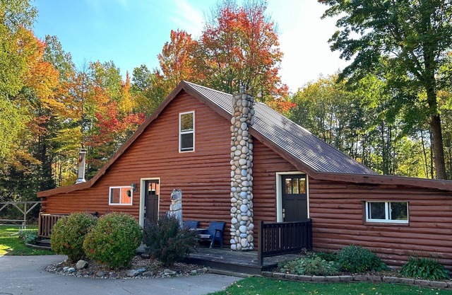 Secluded Log Cabin on 10 acres