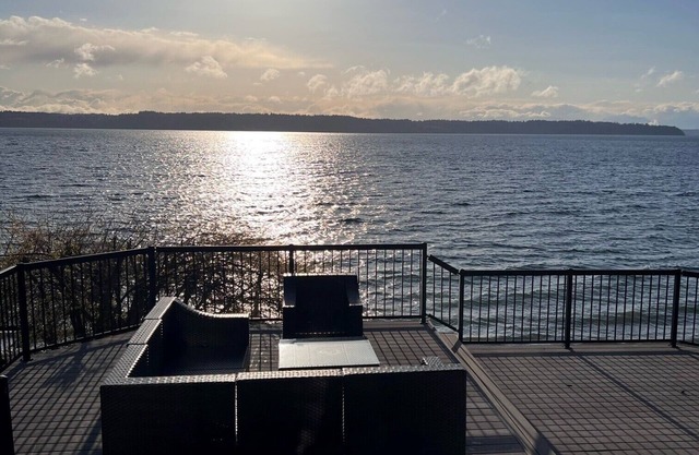 Frente a la playa aislada cerca de Seattle