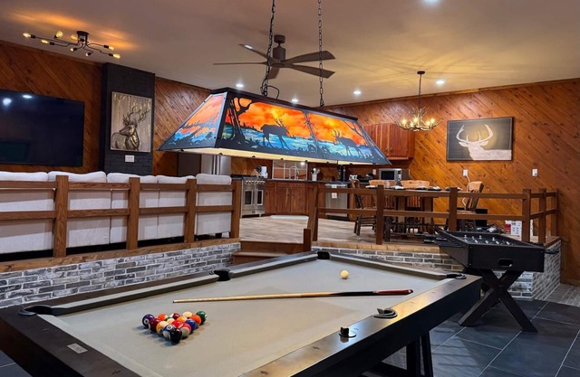 Secluded, Luxuriously Remodeled, Gaming, Hot Tub!
