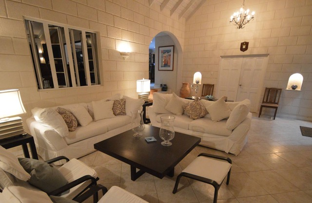 Secluded luxury 5 bed villa in the trees- pool/gym