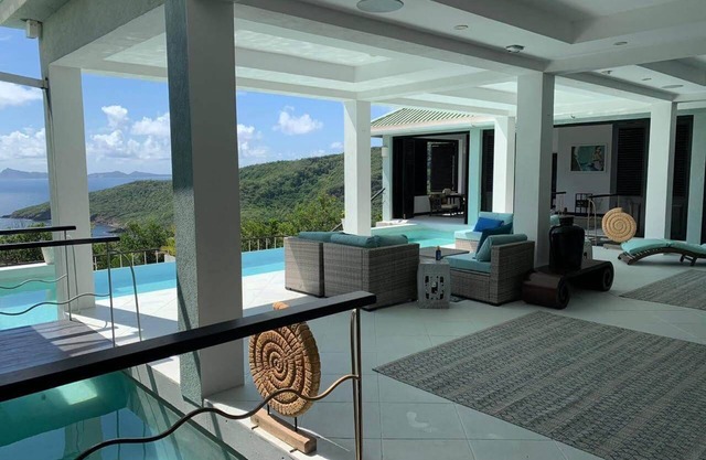 Secluded Luxury Villa, 4BR, Ocean & Spring Views for 8