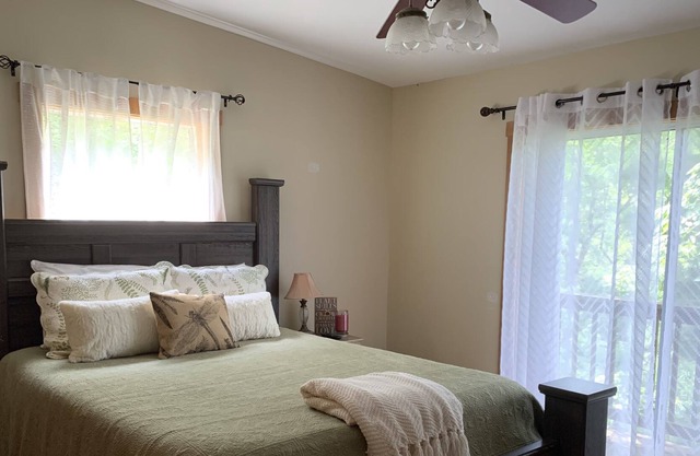 Secluded Mountain Cabin- 10 minutes from great shopping and dining!