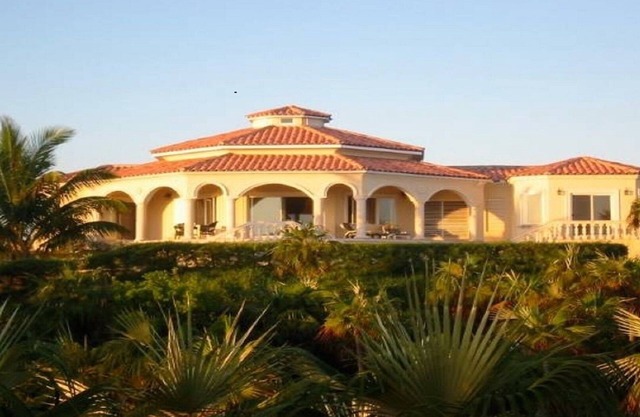 Magnífica propiedad privada ecológica frente a la playa privada de arena rosada aislada