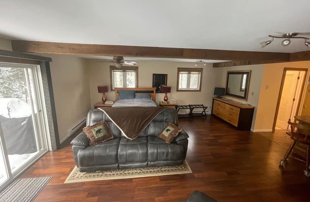 Secluded Quiet Executive retreat with a lake view and private cozy patio
