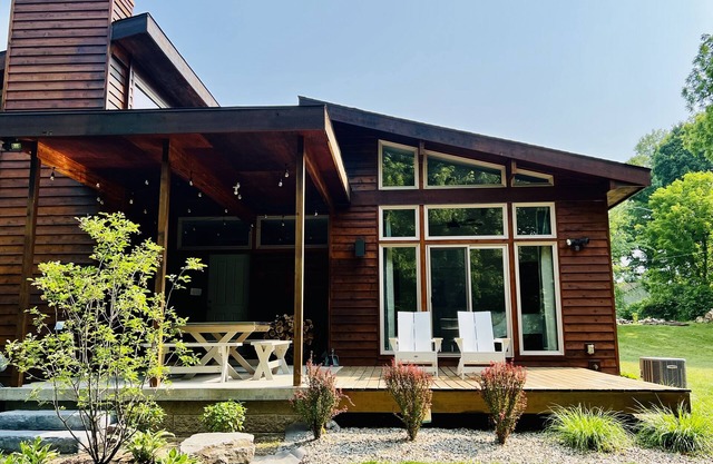 Secluded & Restful! Modern Cabin-close to South Haven, Fennville, Saugatuck!