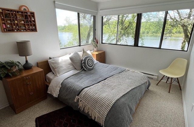 Secluded Retreat - 1.5 hours from Toronto, with 300ft of private waterfront!