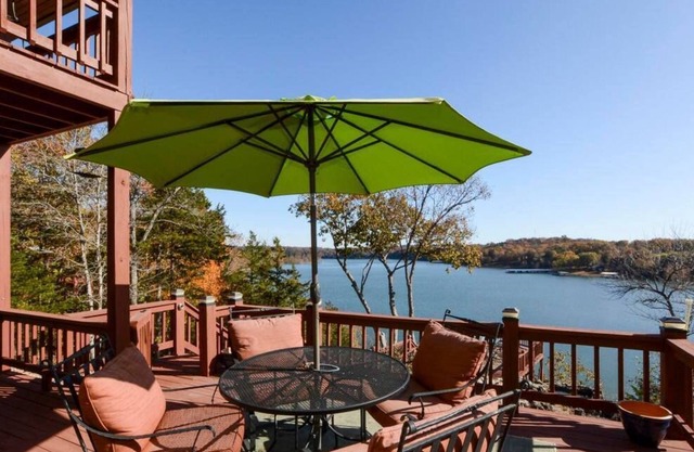 Secluded retreat on bluff overlooking Table Rock Lake