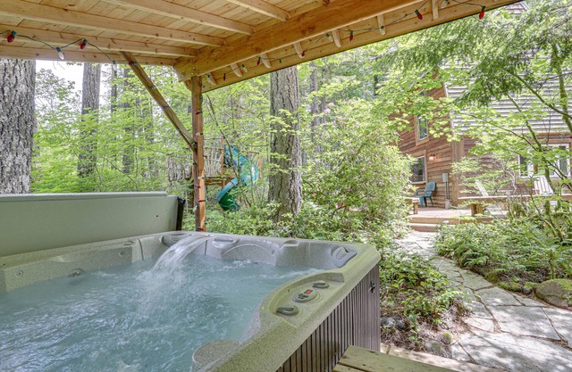 Secluded River Breeze Chalet, Hot Tub, Deck, BBQ, Woodstove, Dog-Friendly