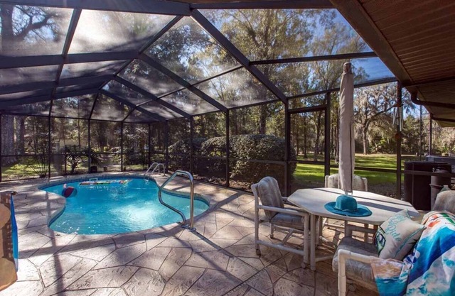 Secluded riverfront w/heated pool - Sleeps 15 - Dog friendly!