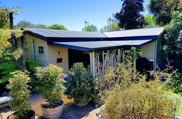 Aislado conjunto Cottage Riverside en el jardín nativo